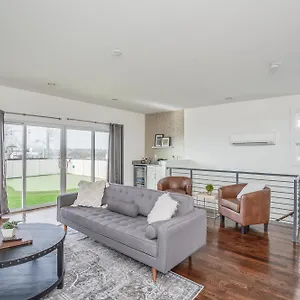  Holiday home Whiskey House With Rooftop Golf, Views! 8min To Downtown! Sleeps 9! United States